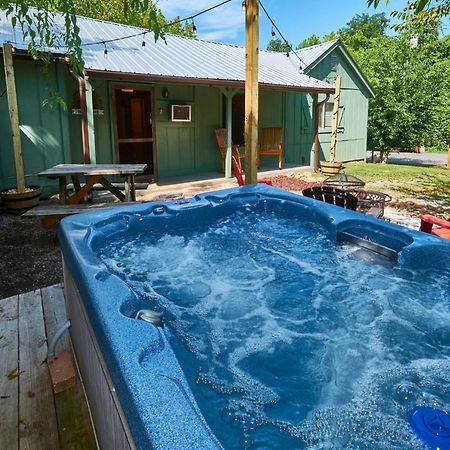 Steps From Downtown Pigeon Forge Parkway + Private Hottub And Firepit - Wifi - Firefly Bungalows Exterior foto