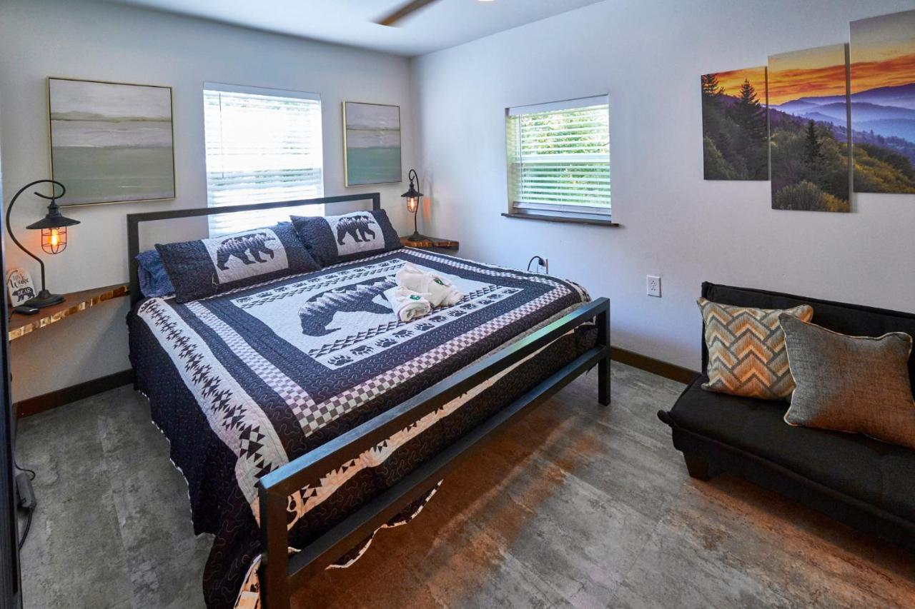Steps From Downtown Pigeon Forge Parkway + Private Hottub And Firepit - Wifi - Firefly Bungalows Exterior foto