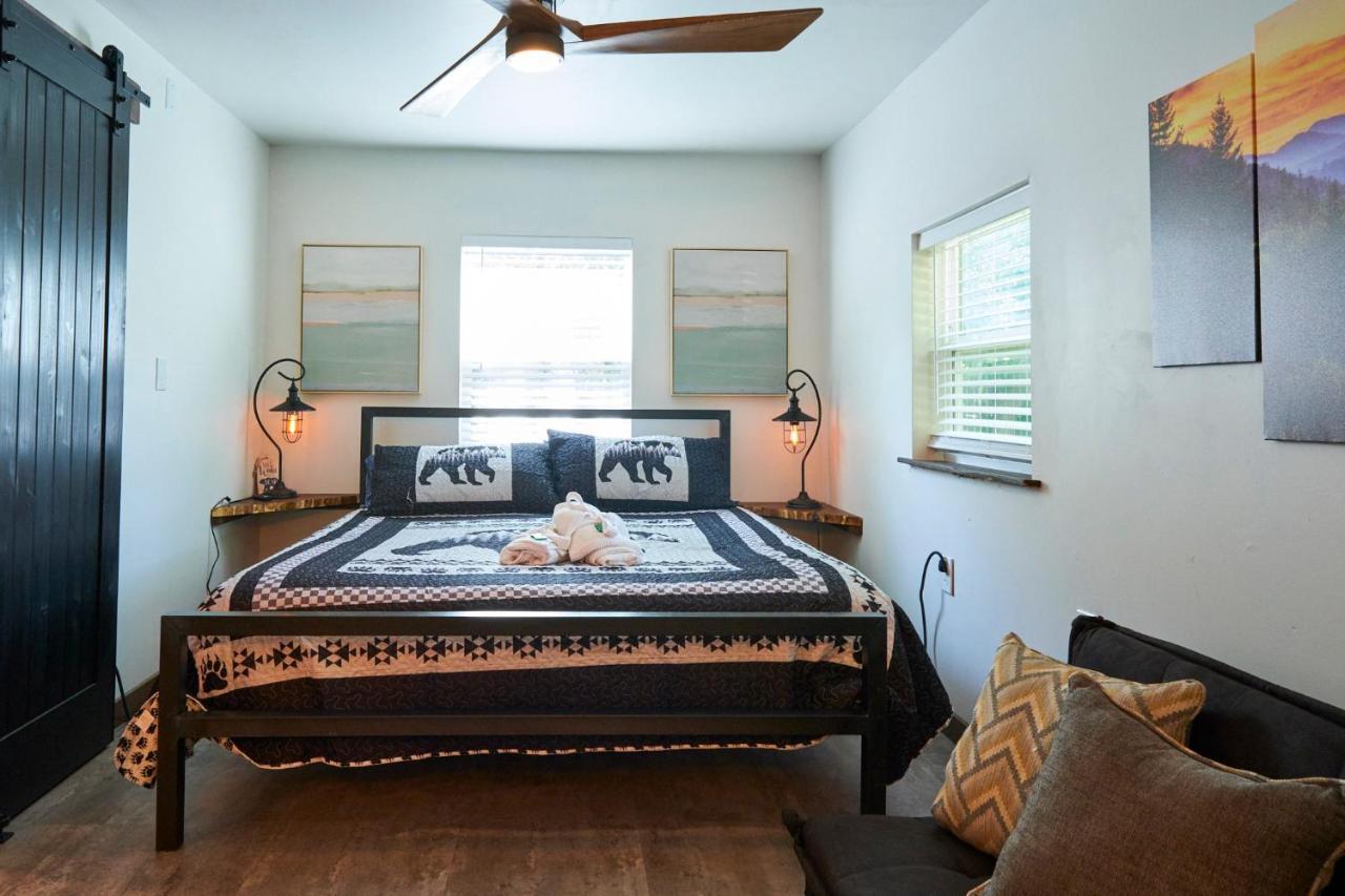 Steps From Downtown Pigeon Forge Parkway + Private Hottub And Firepit - Wifi - Firefly Bungalows Exterior foto