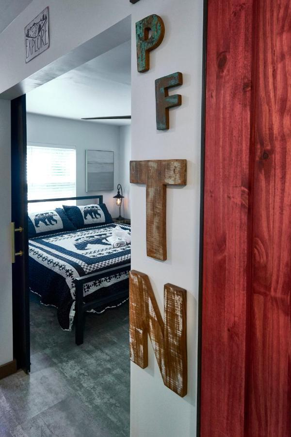 Steps From Downtown Pigeon Forge Parkway + Private Hottub And Firepit - Wifi - Firefly Bungalows Exterior foto