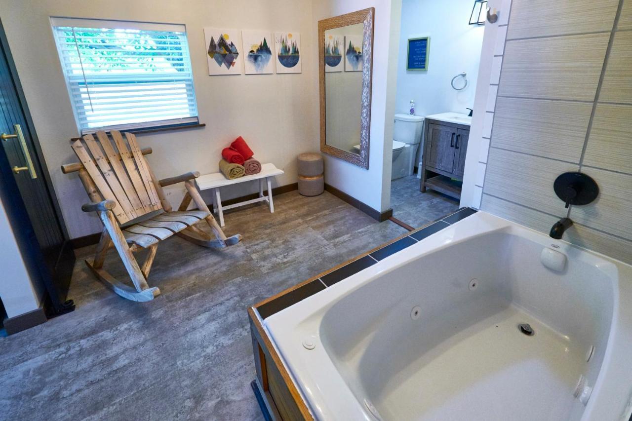 Steps From Downtown Pigeon Forge Parkway + Private Hottub And Firepit - Wifi - Firefly Bungalows Exterior foto