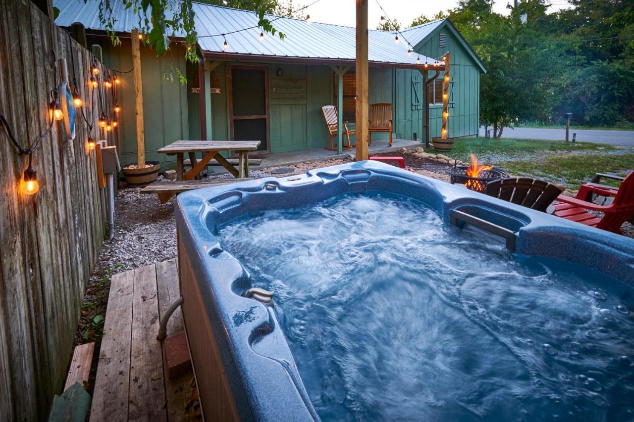 Steps From Downtown Pigeon Forge Parkway + Private Hottub And Firepit - Wifi - Firefly Bungalows Exterior foto